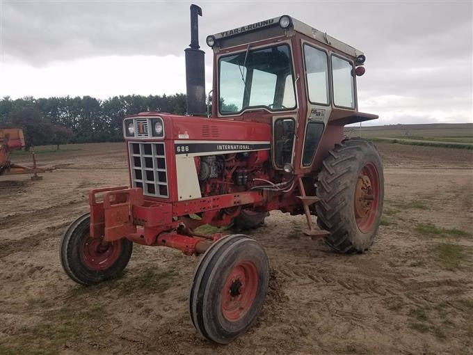 Case IH 686 & Hydro 86 Tractors Official Operator's Manual