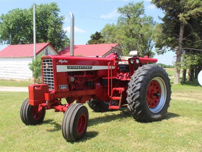 Case IH 826 Tractor Official Operator's Manual